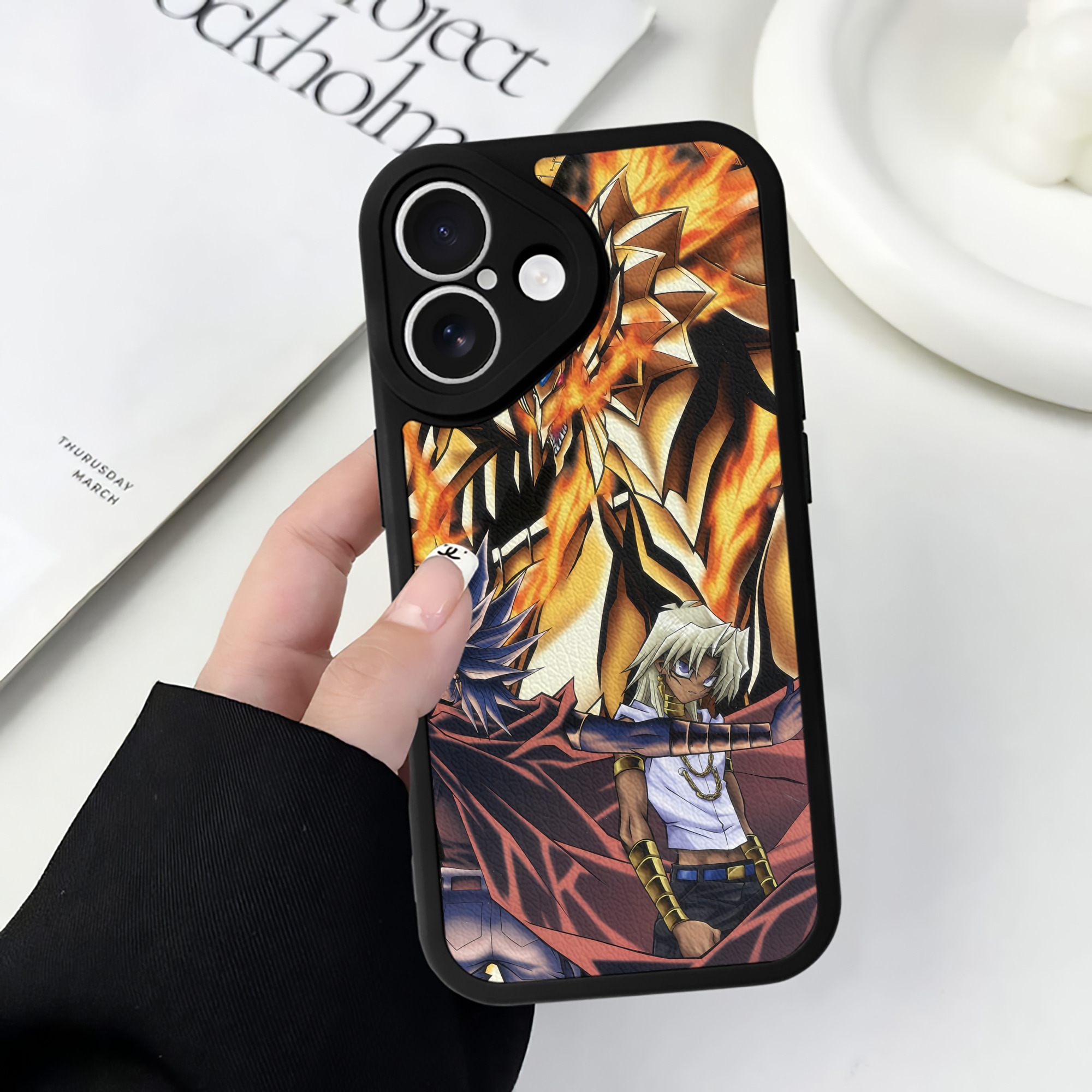 （画像用） 遊☆戯☆王 Yu-Gi-Oh! 【iPhone 16シリーズ対応】シリコンスマホケース（レザー調） 材質：シリコン